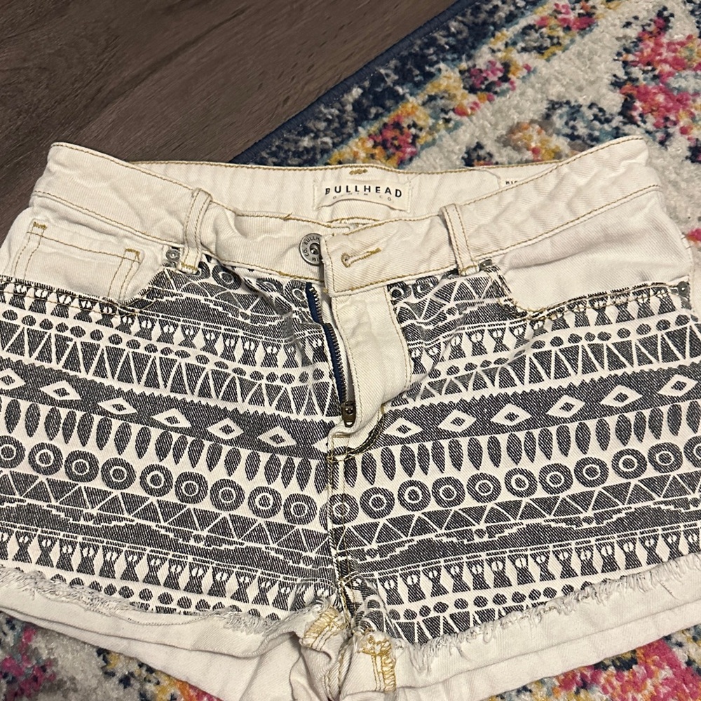 Bullhead Women's Geometric Cream and Black Jean Shorts